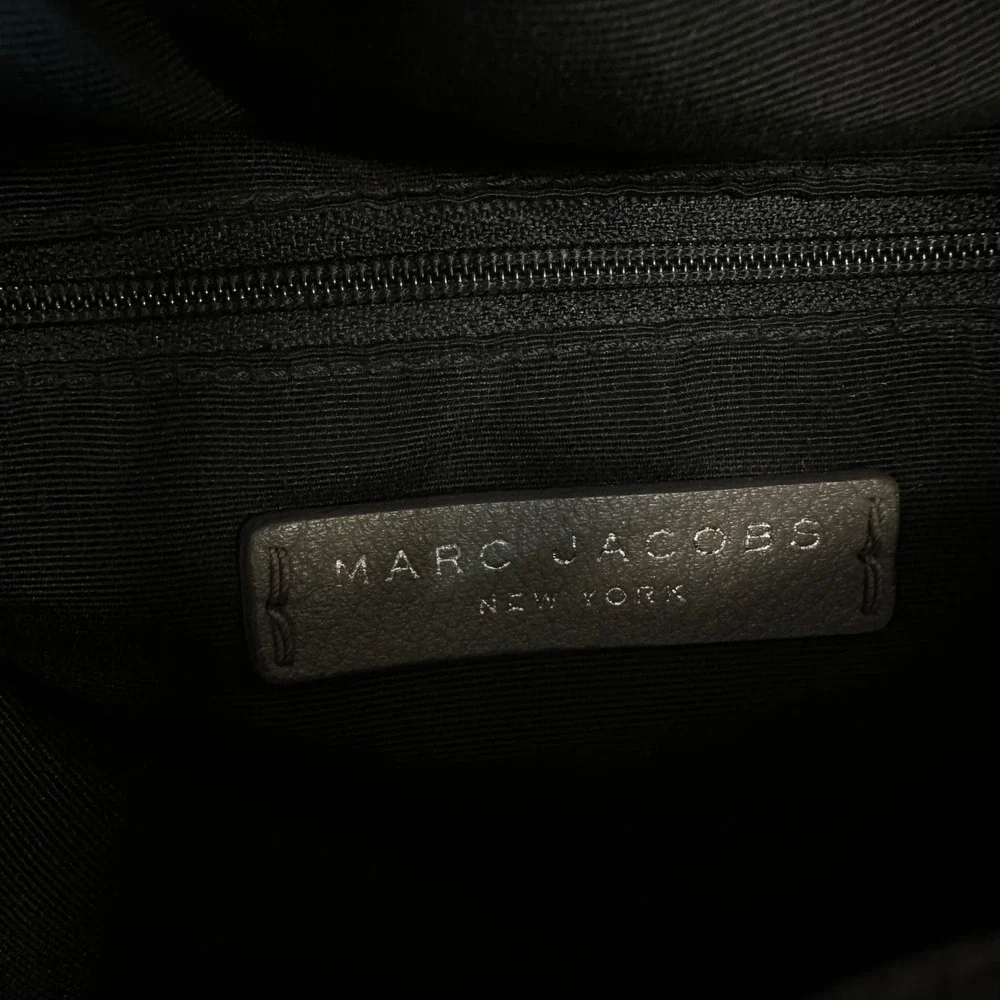 Marc Jacobs Grey Pebbled Leather Crossbody Bag Silver Logo Plaque Slouchy Hobo